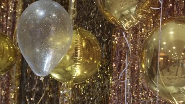Decorações Aniversário Aniversário Balões Dourados Fundo Uma Parede Dourada Brilhante — Vídeo de Stock