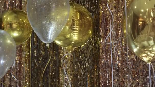 Dekoracje Urodziny Rocznicę Złote Balony Tle Złotej Błyszczącej Ściany — Wideo stockowe