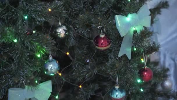 Decoración Del Árbol Navidad Cámara Mueve Suavemente Juguetes Colgando Primer — Vídeos de Stock