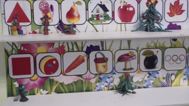 儿童玩具和塑料玩具 一个学龄前儿童做的塑料圣诞树 我们在家里的塑料中玩耍 在检疫验尸的时候 艺术课 家庭教育 — 图库视频影像