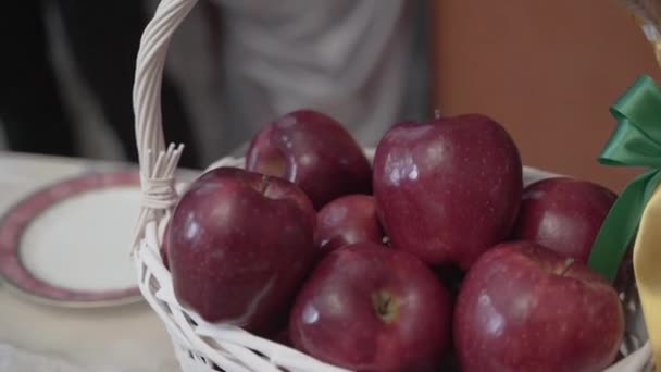 Manzanas Jardín Rojas Maduras Dulces Una Canasta Mimbre Blanca Después — Vídeos de Stock