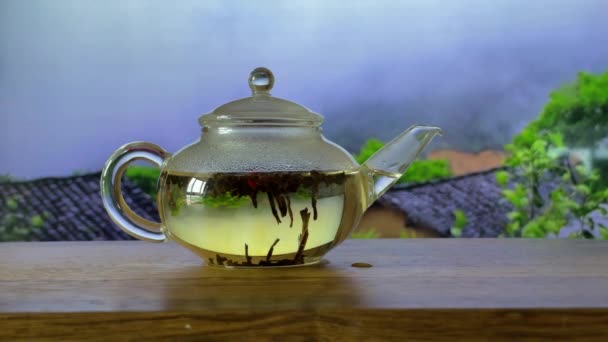 Brewing green tea in a glass teapot. Timelapse — Stock Video