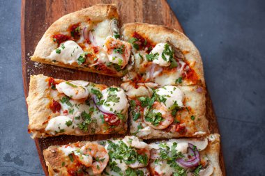 Tom Yam Stile ile birlikte deniz ürünleri Roma pizzası.