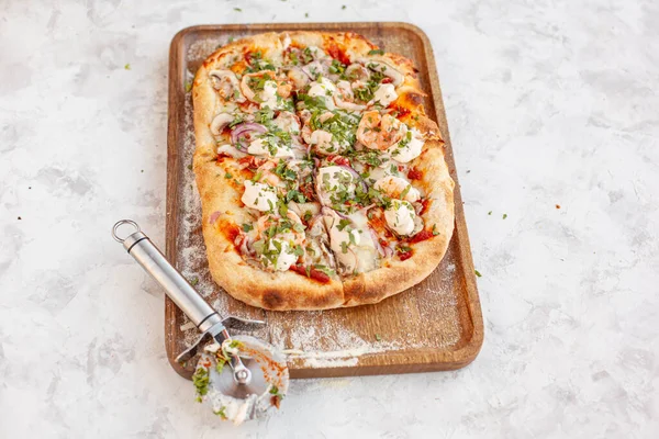 Tom Yam stili karidesli deniz ürünleri Roma pizzası.