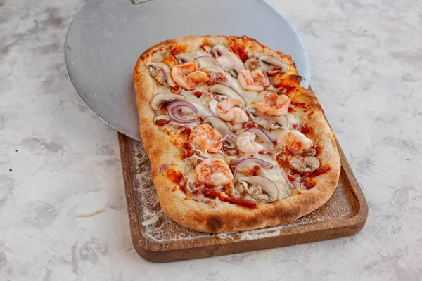 Malzemelerle bir Roma pizzası yapma manzarası