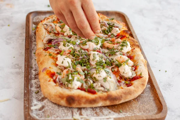 Tom Yam Stile 'ın malzemeleriyle yaptığı deniz mahsullü Roma pizzasının en iyi görüntüsü.