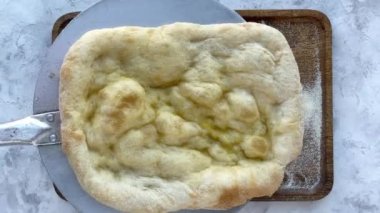 Malzemelerle pizza yapmanın en güzel manzarası. Hareketi durdur