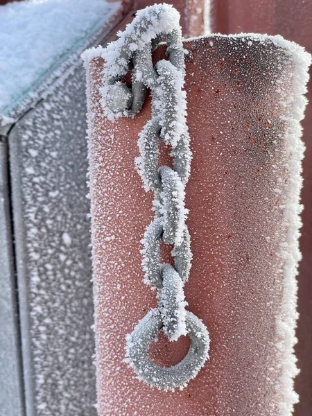 Närbild av en kedja med frost på vintern — Stockfoto