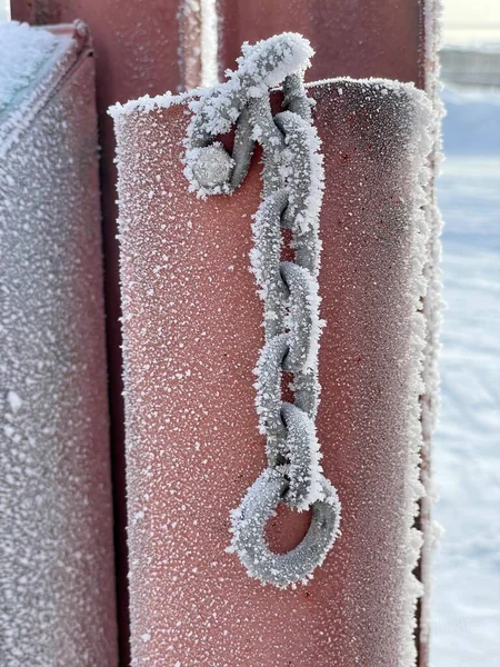 Närbild av en kedja med frost på vintern — Stockfoto