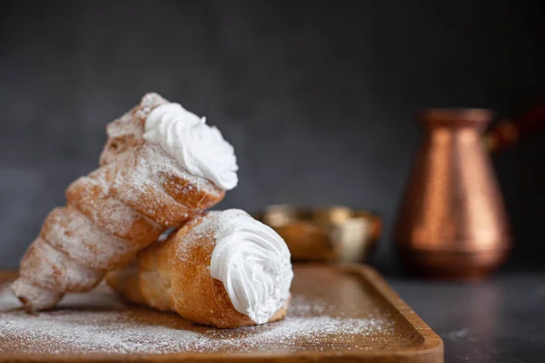 Cornes de pâte feuilletée remplies de crème blanche et de sucre en poudre Images De Stock Libres De Droits