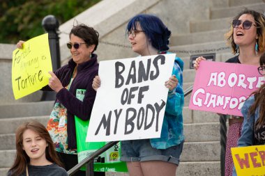 Helena, Montana - 24 Haziran 2022: Anayasa Mahkemesi 'nin kürtaj yasağını protesto eden kadınlar, vücudumu bantlayan, benim seçtiğim işaretleri tutan kadınlar,