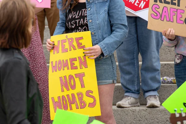 Helena, Montana - 24 Haziran 2022: Biz kadınız. Kadın rahmi değiliz. Kürtaj yasağını protesto ediyoruz, Montana eyaleti başkentinde kürtajı protesto ediyoruz.