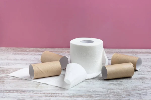 Eine Abgewickelte Rolle Weiches Weißes Toilettenpapier Zwischen Leeren Toilettenpapierrollen Auf — Stockfoto