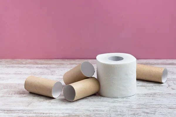 Een Rol Zacht Wit Toiletpapier Tussen Lege Toiletrollen Een Houten — Stockfoto