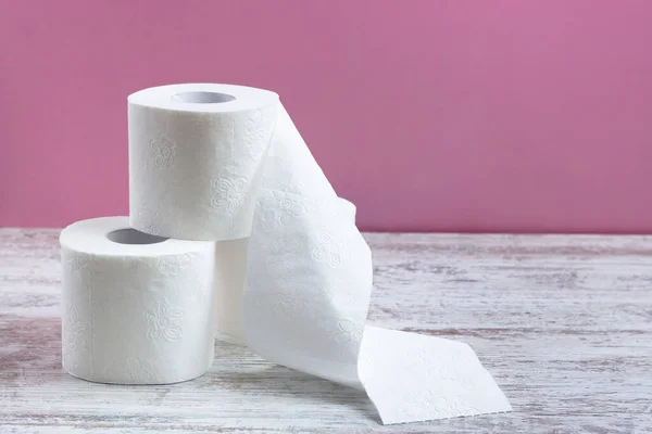 Rollen Van Wit Geperforeerd Toiletpapier Staan Een Stapel Één Rol — Stockfoto