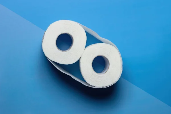 Auf Blauem Und Hellblauem Hintergrund Stehen Zwei Rollen Toilettenpapier Umeinander — Stockfoto