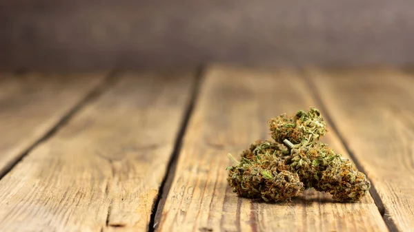 Kurumuş Tıbbi Marihuana Tomurcukları Ahşap Bir Arka Planda Bir Kaydırağın — Stok fotoğraf