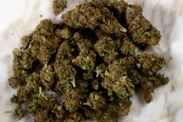 Brotes Secos Marihuana Medicinal Yacen Sobre Fondo Mármol —  Fotos de Stock