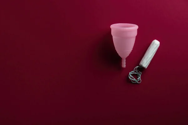 Eine Umweltfreundliche Wiederverwendbare Rosa Menstruationstasse Aus Weichem Medizinischem Silikon Sitzt — Stockfoto