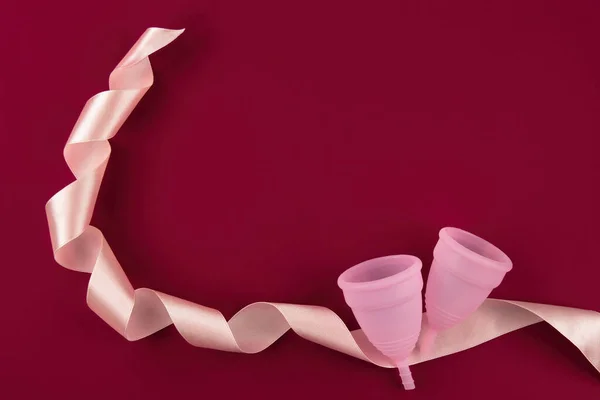 Zwei Umweltfreundliche Wiederverwendbare Rosafarbene Menstruationstassen Aus Weichem Medizinischem Silikon Liegen — Stockfoto
