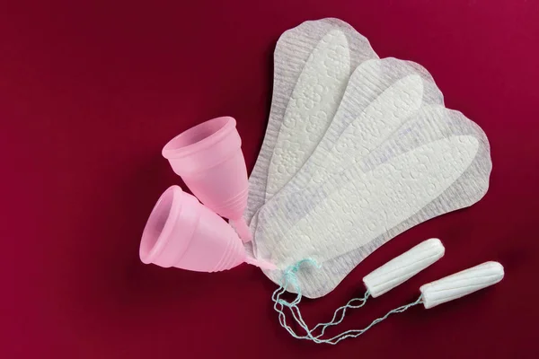 Verschiedene Arten Von Weiblichen Menstruationshygieneartikeln Wie Tampons Und Tassen Dunkelroter — Stockfoto