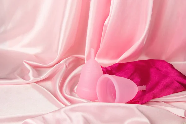 Zwei Menstruationstassen Unterschiedlicher Größe Aus Medizinischem Silikon Vor Dem Hintergrund — Stockfoto