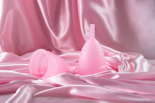 Twee Menstruatiecups Van Verschillende Grootte Gemaakt Van Medische Siliconen Tegen — Stockfoto