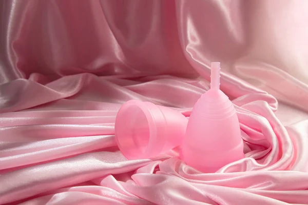 Twee Menstruatiecups Van Verschillende Grootte Gemaakt Van Medische Siliconen Tegen — Stockfoto