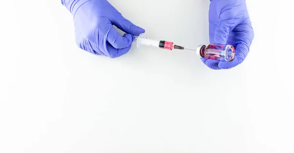 Disposable Syringe Needle Ampoule Red Vitamin B12 Liquid Male Hands — Foto Stock
