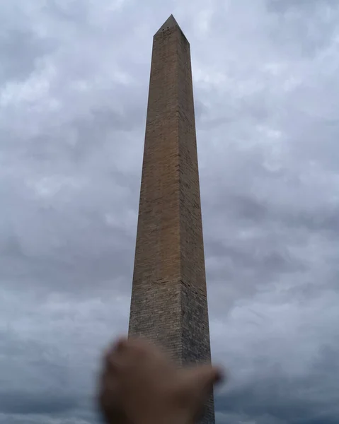 Monumento de Washington em DC mão segurando monumento — Fotografia de Stock