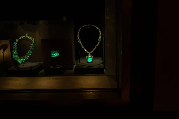Perhiasan permata Emerald Hijau di Museum Smithsonian — Stok Foto