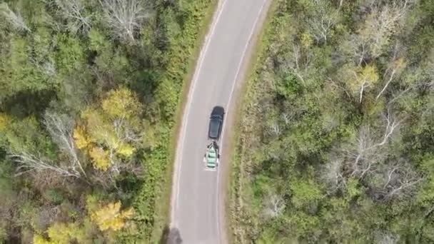 Top Down sledování dodávky s přívěsem přes Fall Colored Forest ve Wisconsinu — Stock video
