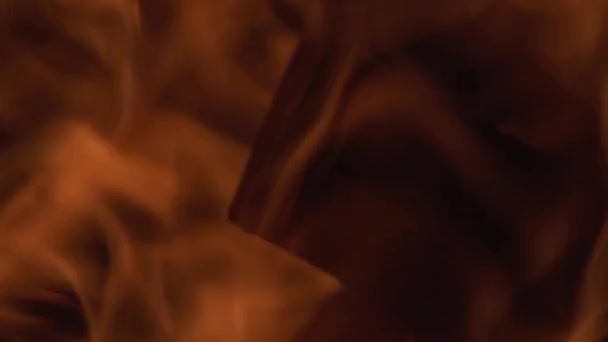 火の中の木の燃焼スローモーション閉じる — ストック動画