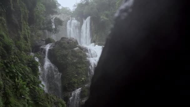 Wodospad Nauyaca w Kostaryce niedaleko Uvita — Wideo stockowe
