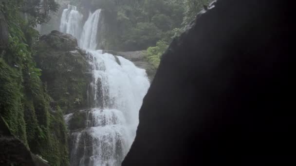 Wodospad Nauyaca w Kostaryce niedaleko Uvita — Wideo stockowe