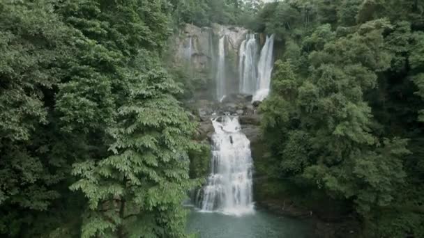 Imagens de drones da cachoeira de Nauyaca na Costa Rica perto de Uvita — Vídeo de Stock