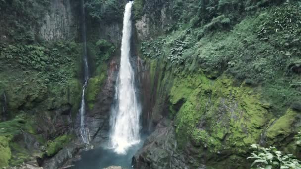 Cascade de Bajos del Toro au Costa Rica Vidéo du Drone — Video