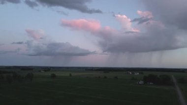 Bulutlardan düşen yağmurlu yaz yağmuru İHA videosu