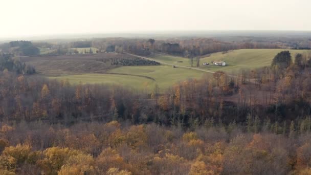 ウィスコンシン州北部中西部の秋の色空中ドローンビデオ — ストック動画