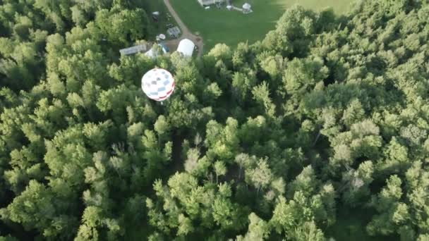 ウィスコンシン州の夏の熱気球フェスティバル空中ドローンビデオ — ストック動画