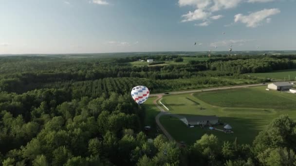 Vídeo de drones aéreos del Festival del Globo de Aire Caliente en verano en Wisconsin — Vídeo de stock