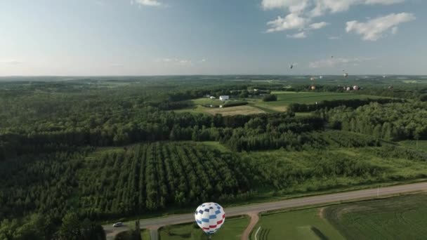 ウィスコンシン州の夏の熱気球フェスティバル空中ドローンビデオ — ストック動画
