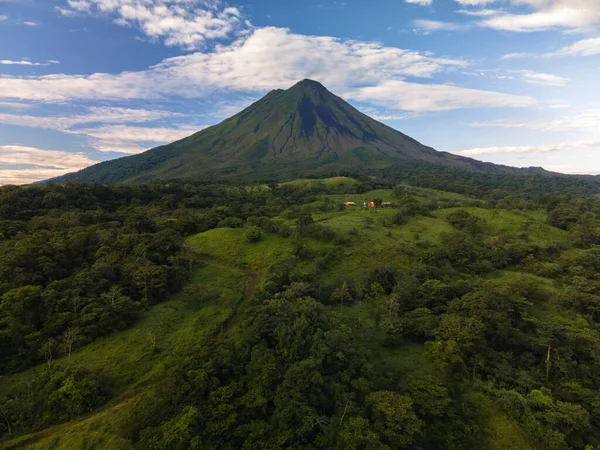 Arenal Volcano Drone Aerial in La Fortuna, Costa Rica Stockbild