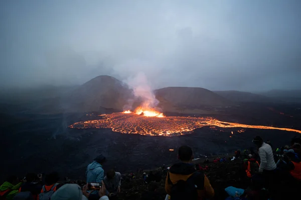 Hikers Watching Meradalir Eruption Fagradalsfjall Volcano Iceland 2022 High Quality — ストック写真