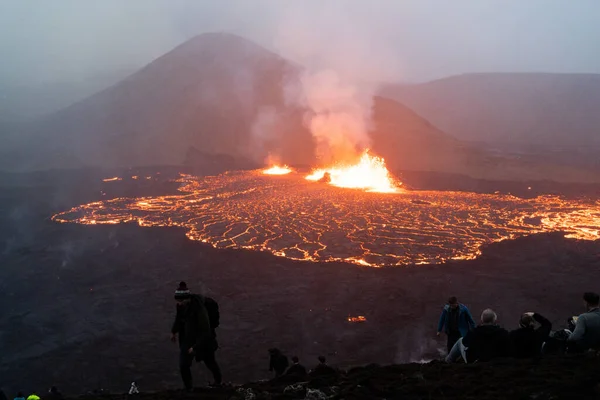Hikers Watching Meradalir Eruption Fagradalsfjall Volcano Iceland 2022 High Quality — 图库照片