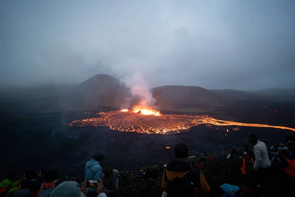 Hikers Watching Meradalir Eruption Fagradalsfjall Volcano Iceland 2022 High Quality lizenzfreie Stockbilder