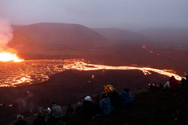 Hikers Watching Meradalir Eruption Fagradalsfjall Volcano Iceland 2022 High Quality Stockfoto