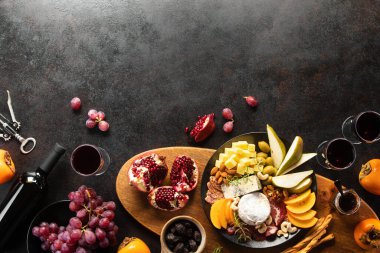 Kırmızı şarap tatma eşliğinde meze ve meyveler, yukarıdan görüş, mesaj için boş alan