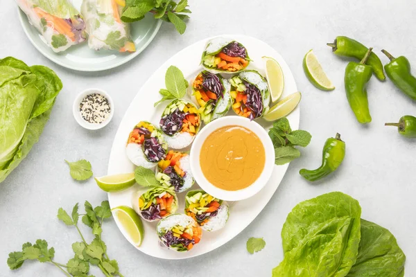 Vegane Frühlingsrollen Serviert Mit Erdnussdip Gesundes Vegetarisches Rezept Kulinarisches Konzept — Stockfoto