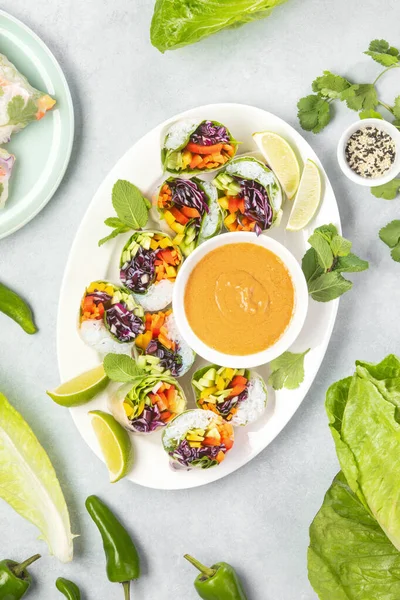 Vegane Frühlingsrollen Serviert Mit Erdnussdip Gesundes Vegetarisches Rezept Kulinarisches Konzept — Stockfoto